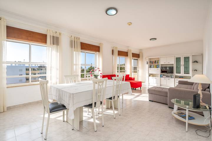 Apartamento inteiro, Apartamento 'Maralvor 301' com vista para o mar, piscina partilhada e acesso Wi-Fi in Alvor, Distrito de Faro