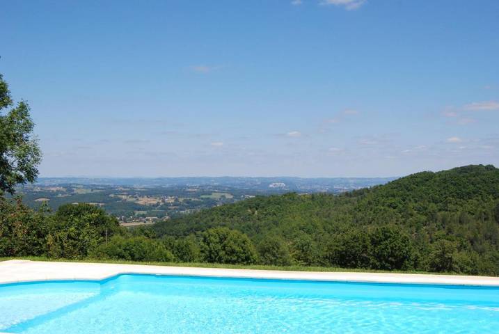 Location de vacances pour 8 personnes, avec Balcon et Terrasse ainsi que Jardin et Piscine dans Les Coteaux Périgourdins