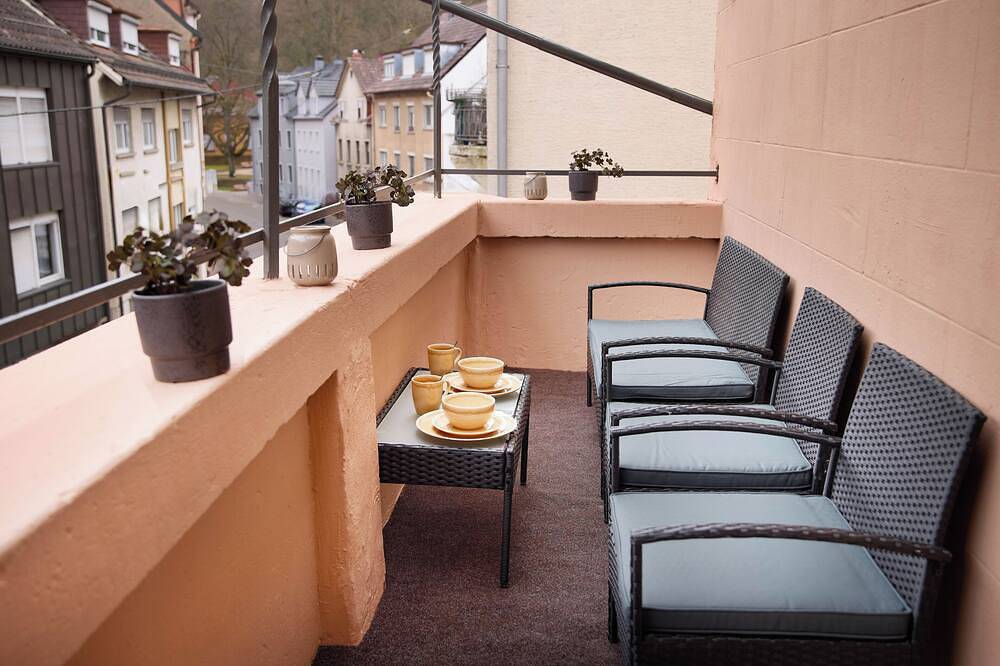 Ganze Wohnung, Design Apartment mit Kingsize-Betten & Balkon in Büchenbronn, Pforzheim