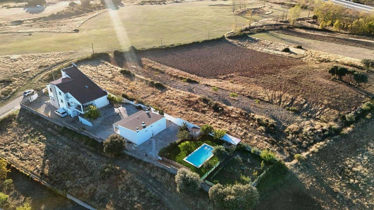 Casa das Lagoas com piscina aquecida exclusiva in Montesinho