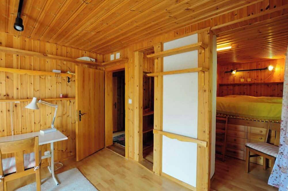 Chalet individuel de 100m2 avec jardin pour 5 personnes. Au calme, accès par la route des Echertes.T in Chandolin, Anniviers
