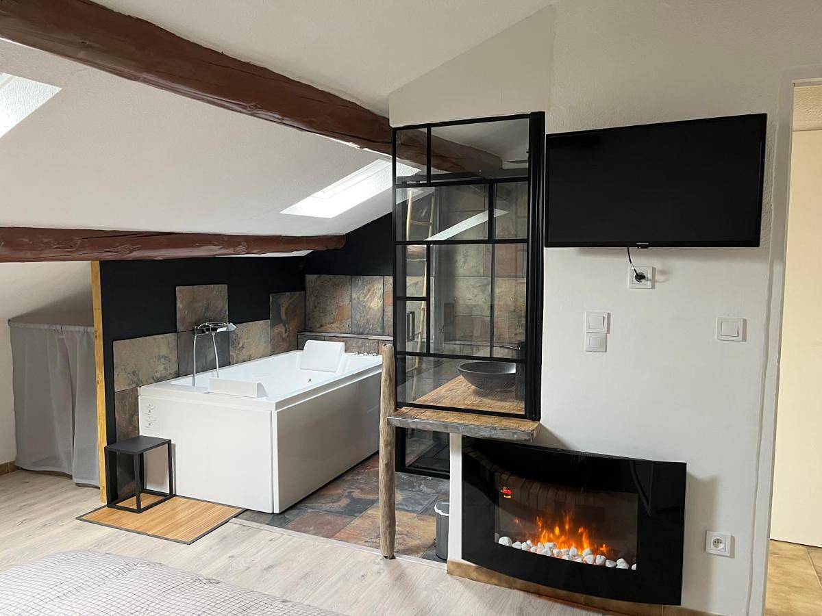 Appartement entier, Duplex lumineux sur gde Terrasse, Balneo double, parking privé, Clim, local vélos in Entraigues-sur-la-Sorgue, Vaucluse