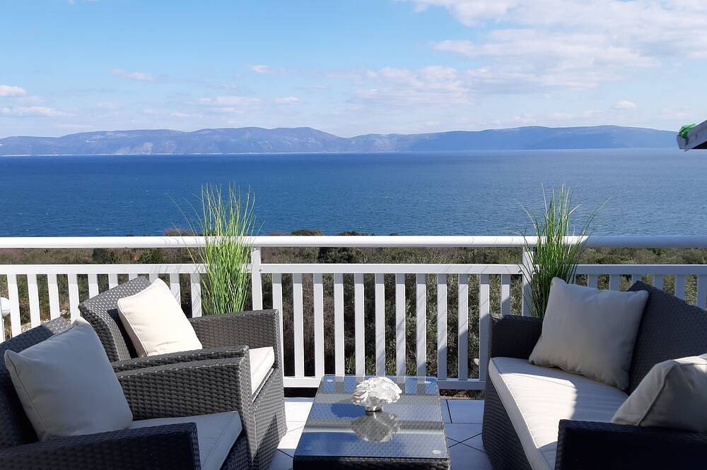 Ganze Wohnung, Wohnung Mit Grosser Terrasse Und Magnificant Sea View, 300 m Vom Strand + Ps4 in Ravni, Ostküste Istrien