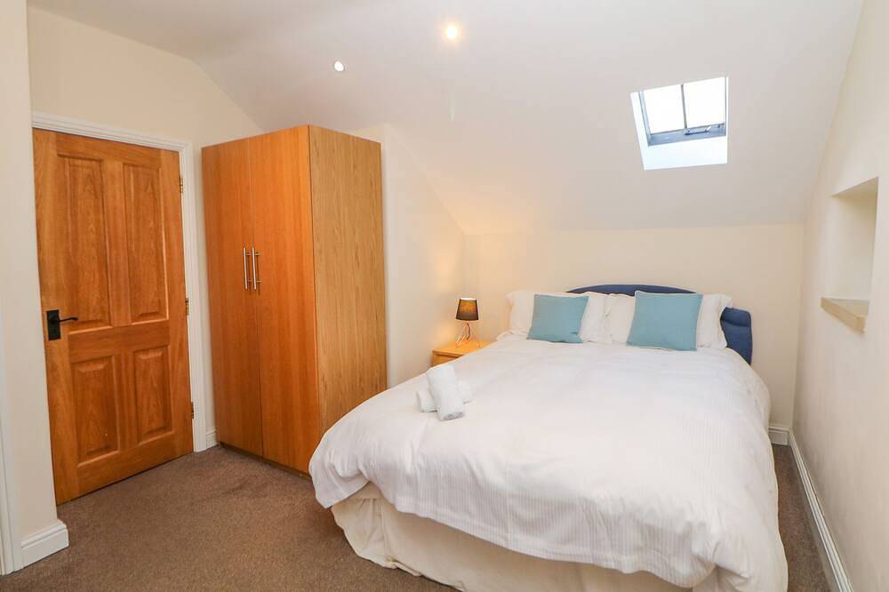 The Old Robin Hood, pet friendly, with hot tub in Holmesfield in Derbyshire
