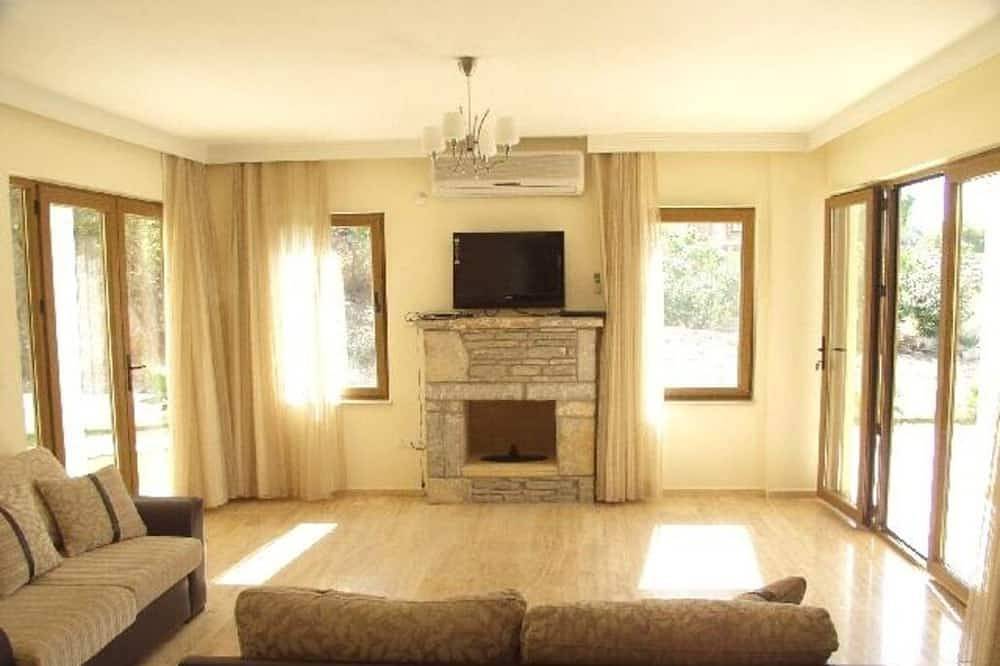 Beautiful 4-bedroom villa with Ac in tranquil İzmir in Alacati, Turkse Egeïsche Zee