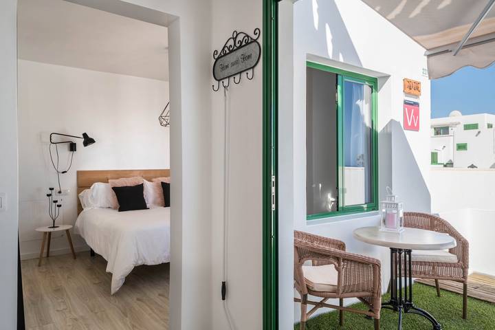 Ganze Wohnung, Klimatisiertes Ferienhaus "Divine I" mit Meerblick, Terrasse, Gemeinschaftspool & Wlan in Puerto del Carmen, Tías