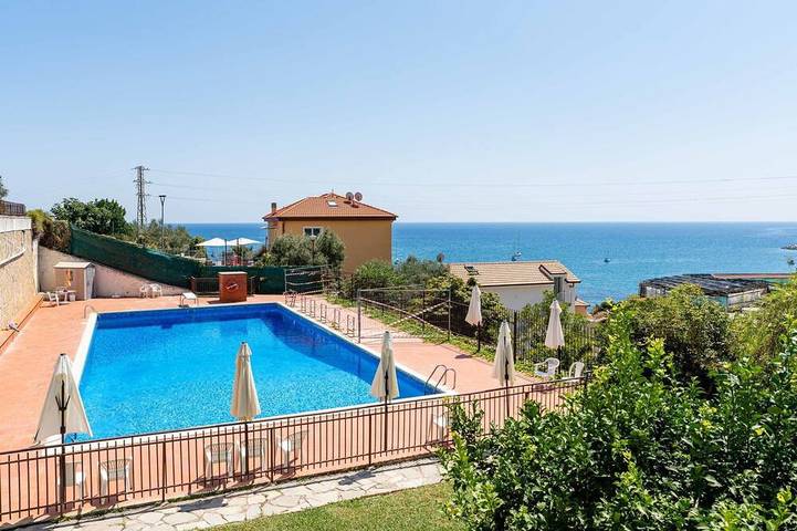 Ferienwohnung für 4 Personen, mit Balkon und Pool in Cipressa