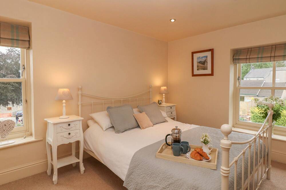 4 Cherry Tree Cottages, family friendly, with open fire in Bradwell in Bradwell (Derbyshire Dales), Derbyshire