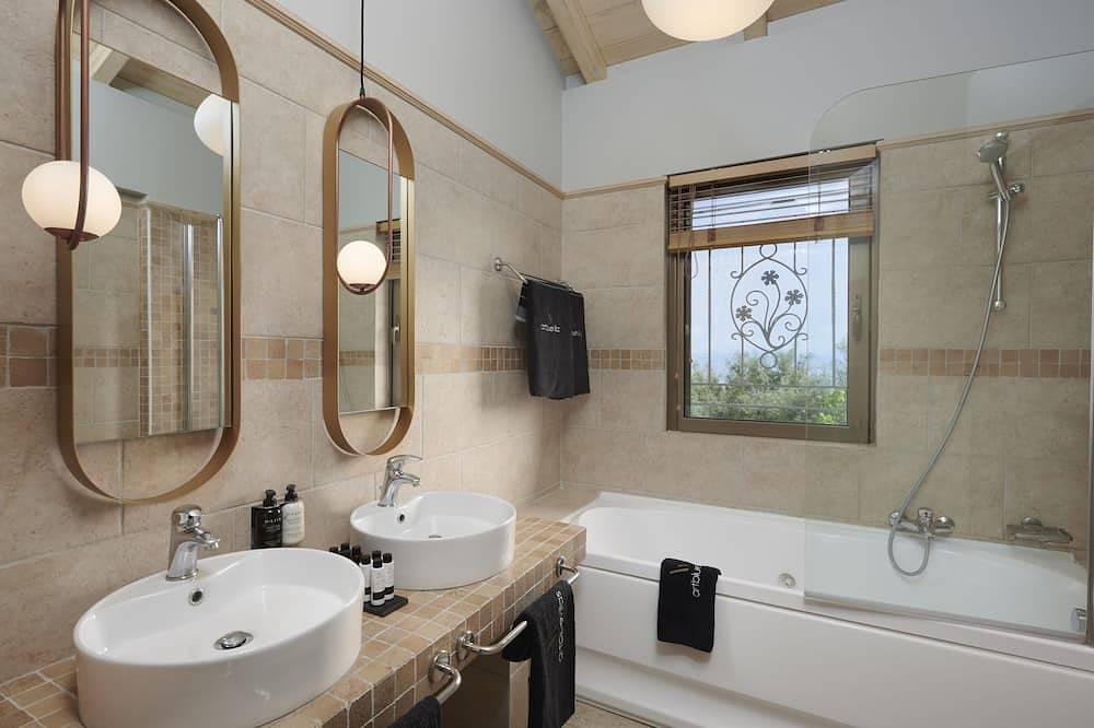 Romantische Luxusvilla mit eigenem Pool, Panoramablick auf das Meer und verträumten Sonnenuntergang in Griechenland