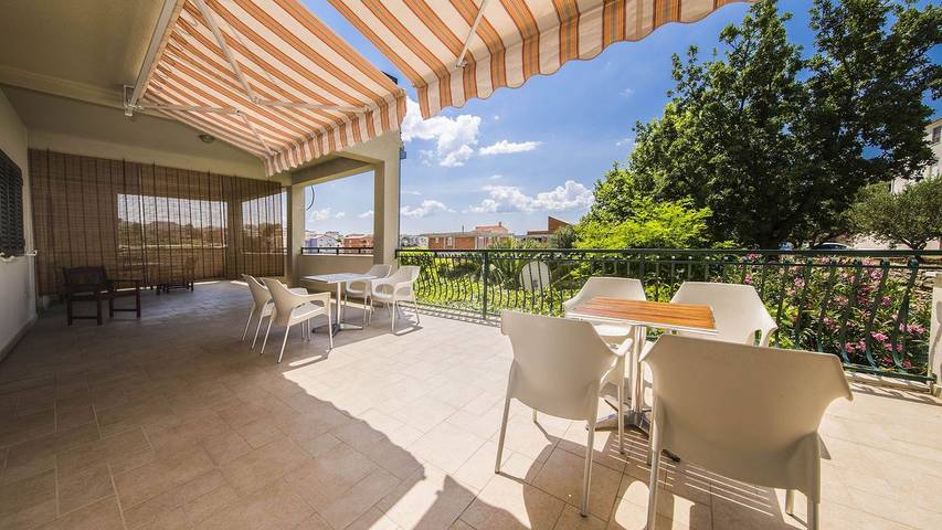 Ferienhaus für 20 Personen, mit Terrasse in Podstrana