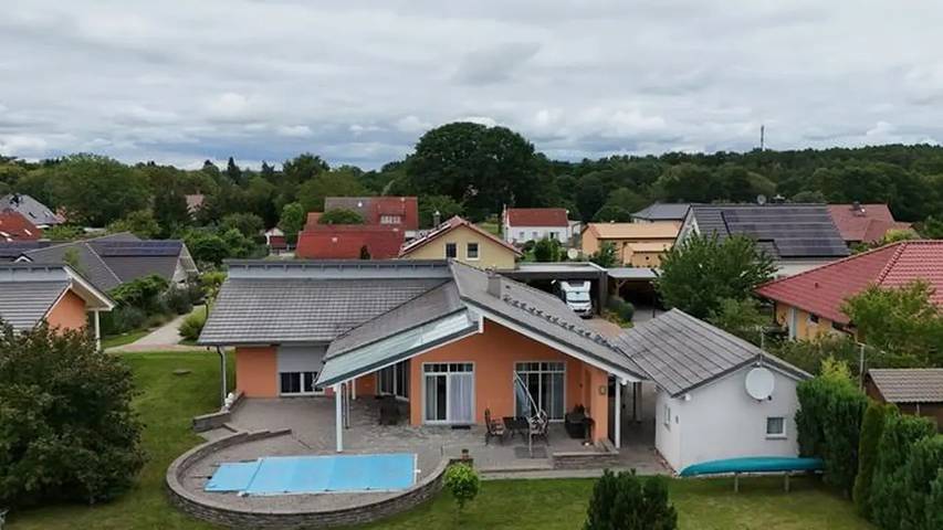 Ferienhaus für 5 Personen, mit Terrasse und Garten sowie Pool in Mecklenburgische Seenplatte