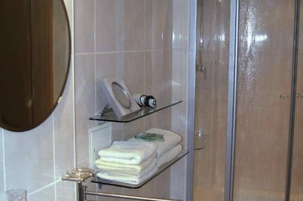 Entire apartment, Short level walk to the Albertbad with brine thermal baths, theater and spa facilities in Bad Elster, Chemnitz (region)