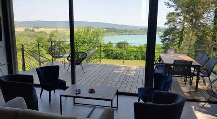 Gîte pour 6 personnes, avec jardin ainsi que terrasse et vue sur le lac à Doucier