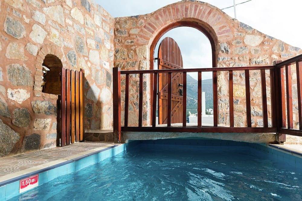 Entire apartment, Stone House in Elounda with Gulf Views in Elounda, Lasithi