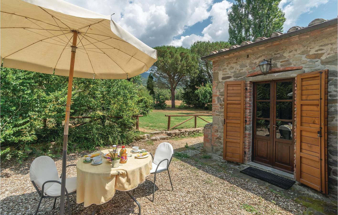 Geheel vakantieappartement, Appartement aan het zwembad bij Cortona en Cegliolo in Cegliolo, Provincie Arezzo