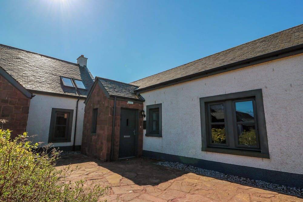 Ballaganlea, pet friendly, country holiday cottage in Balloch in Loch Lomond, West Dunbartonshire