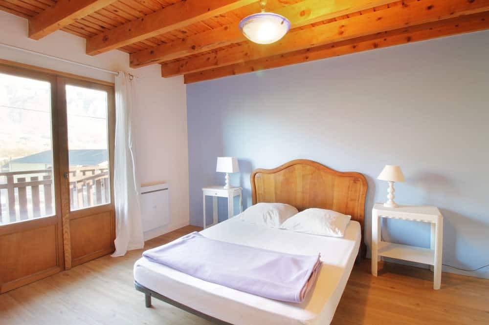 Comfortable family chalet 5 min. drive from the lake in Viviers-du-Lac, Chambéry region