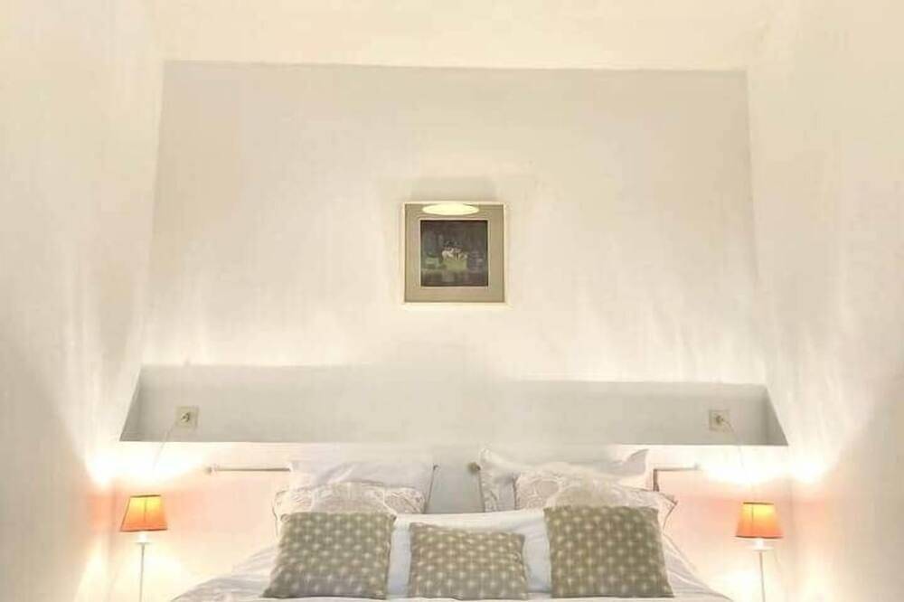 Stately property with 3 tennis & sport courts and a large pool, village 5' walk in Callas, Draguignan region