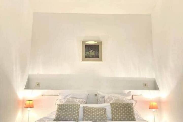 Stately property with 3 tennis & sport courts and a large pool, village 5' walk in Callas, Draguignan Region