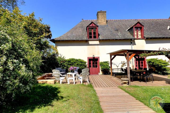 Gîte pour 10 personnes, avec Terrasse et Jardin ainsi que Piscine et Vue à Le Rheu