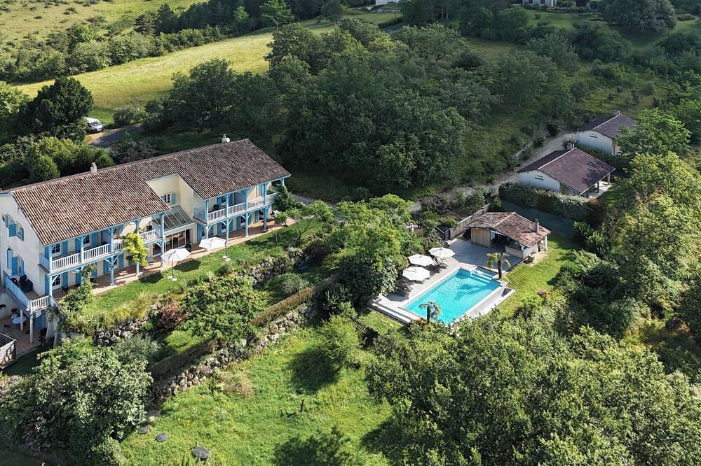 Maison Oléa - \"Pourpre\" guest room overlooking the Vézère valley in Le Bugue, Périgord Noir
