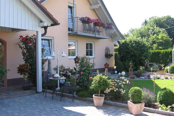 Ferienwohnung für 5 Personen, mit Balkon und Whirlpool sowie Garten in Kammeltal