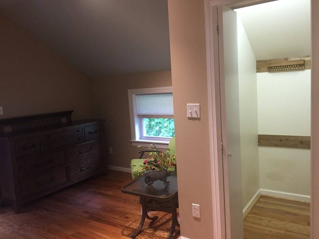 Einzigartige 75 Jahre alte umgebaute Scheune mit schönem Loft Schlafzimmer. in Greenville County