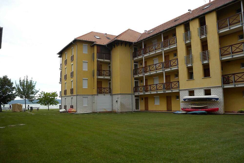 Ganze Wohnung, Ferienwohnung nur 300 m vom Strand mit Klimaanlage in Balatonőszöd, Plattensee Südufer