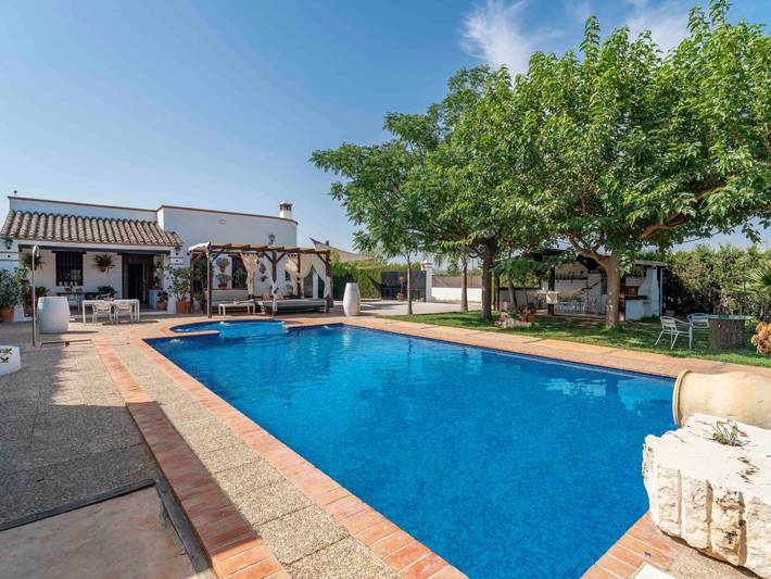 Apartamento para 4 personas, con Terraza además de Jardín y Piscina en Marchena