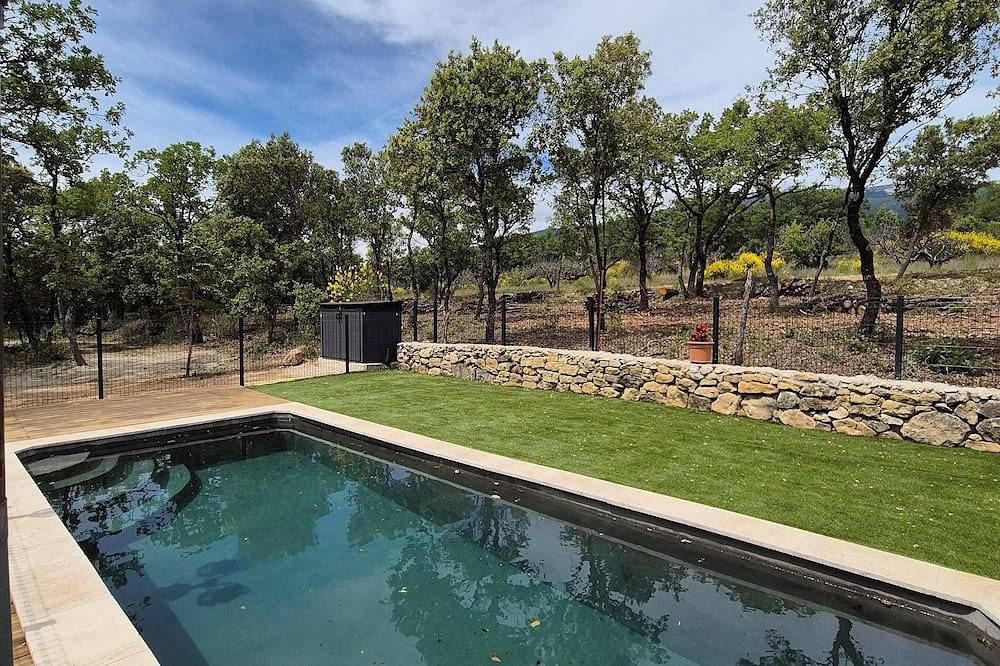 Holiday home in the Mont Ventoux with private pool. in Bédoin, Parc naturel régional du Mont-Ventoux