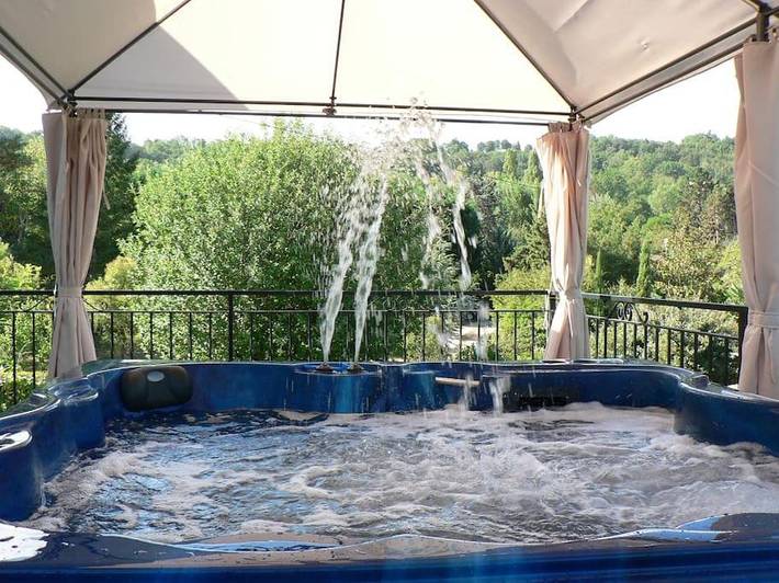 Location de vacances pour 15 personnes, avec jacuzzi et jardin ainsi que piscine et terrasse, animaux acceptés à Pujols