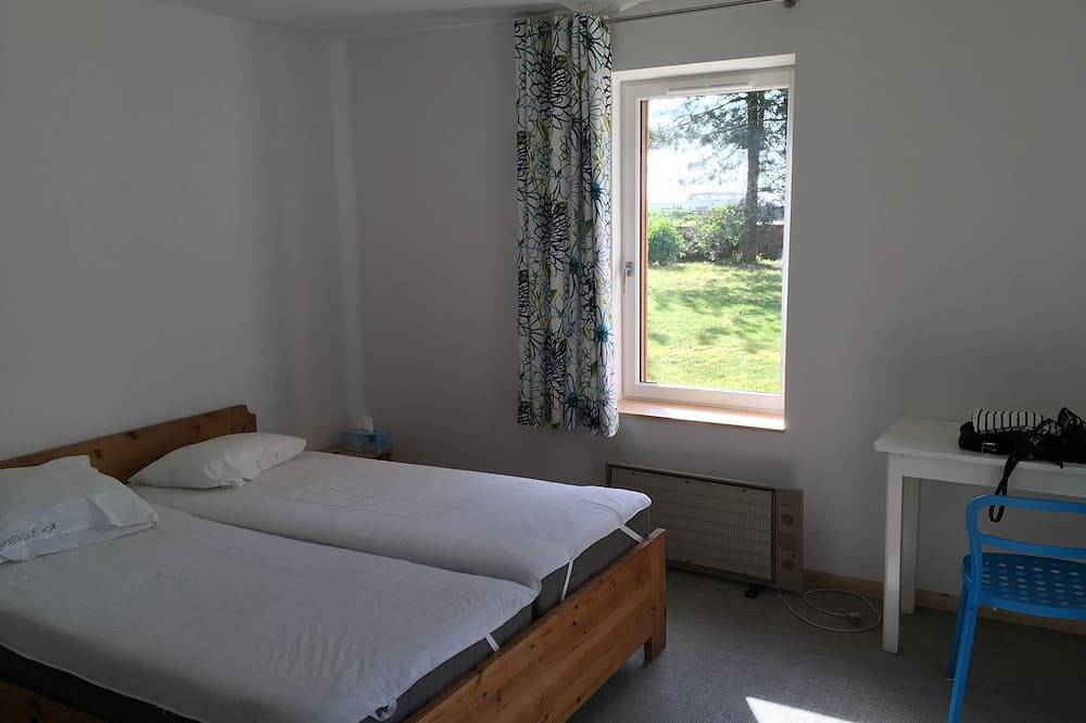 Belle maison en bord de mer avec vue dans un cadre tranquille et verdoyant in Lestre, Région de Cherbourg