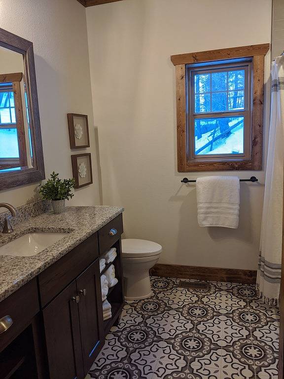 Neue Hütte im Wald, Whirlpool, Außenkamin, riesiges Deck, 6 Acres, Pool Tbl in Florissant, Teller County