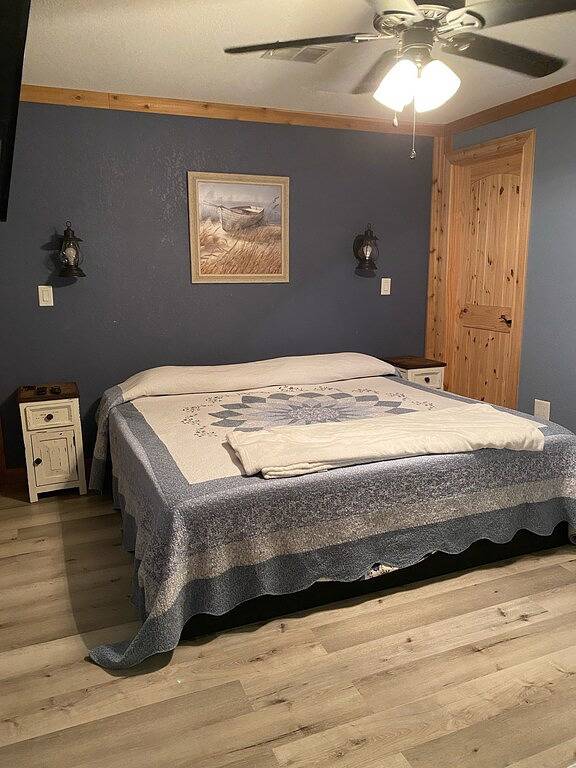 Beautiful 2 Bedroom Cabin with a lake view. Pets welcome in Toledo Bend Reservoir