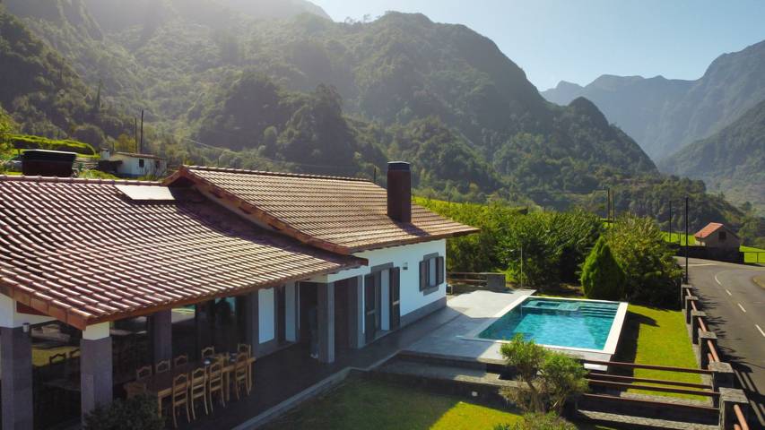 Location de vacances pour 4 personnes, avec Vue sur l’océan et Terrasse ainsi que Jardin et Piscine dans Faja do Penedo