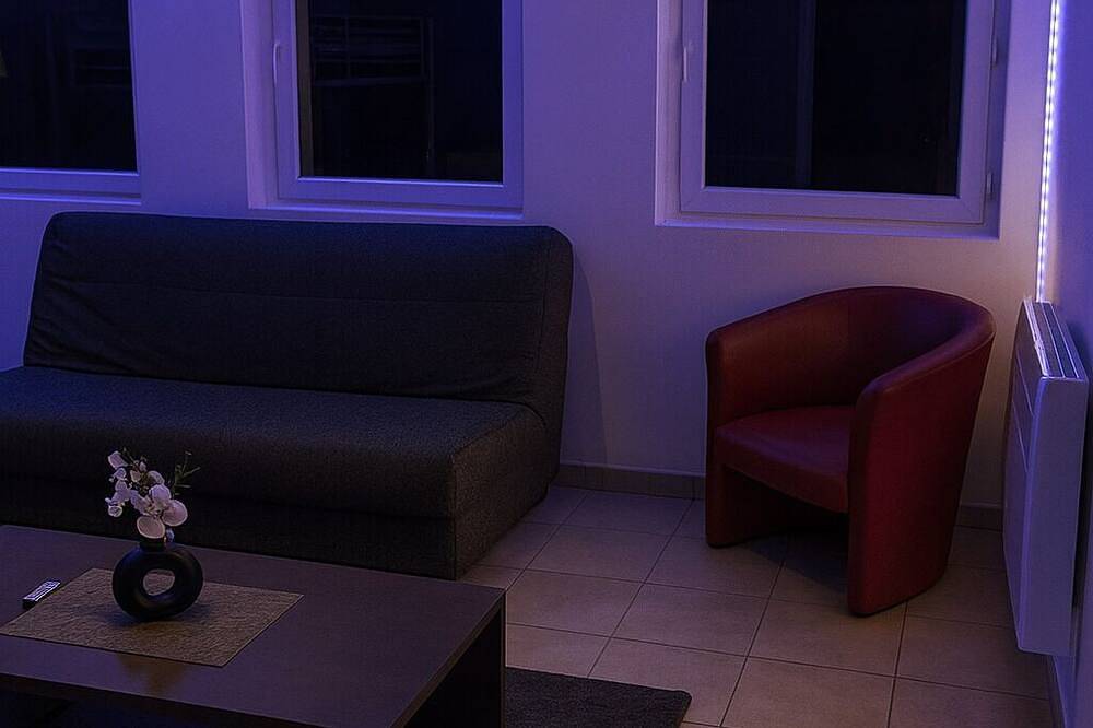 Entire apartment, Modern room sleeps 6 + kitchen and terrace in Brétigny-sur-Orge, Essonne