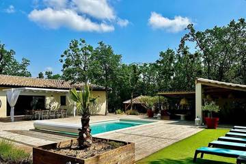 Cottage pour 10 personnes, avec terrasse et jardin, animaux acceptés à Labastide-de-Virac