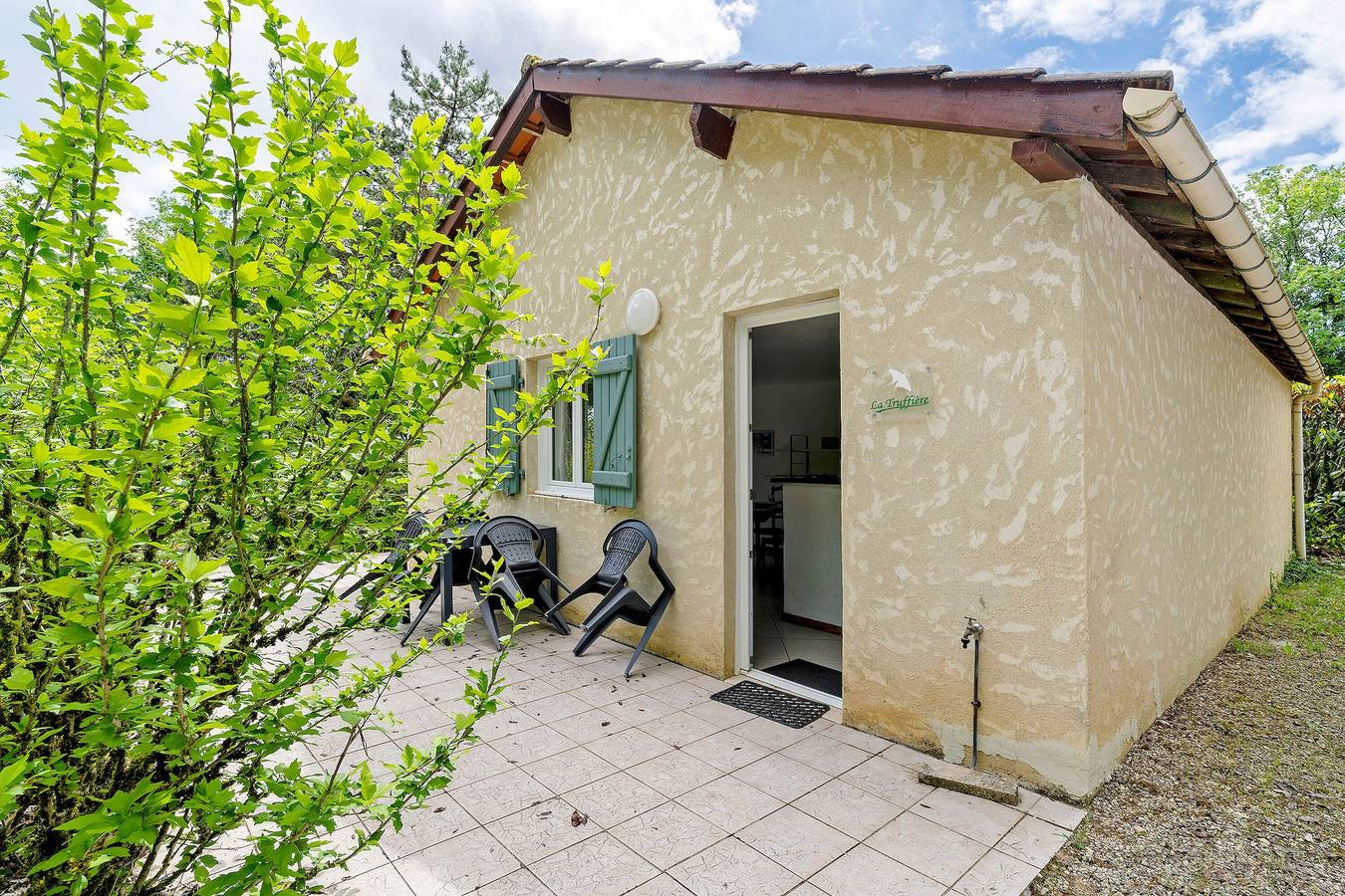 Gîte Truffière : Vue Montagne, Piscine Partagée et Wi-Fi à Salignac-Eyvigues in Salignac-Eyvigues, Périgord Noir