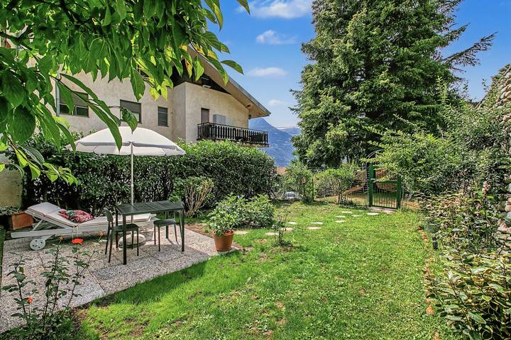 Entire apartment, La Belle au Bois Dormant – mountain view, private garden near Aosta in Quart, Wallisian Alps