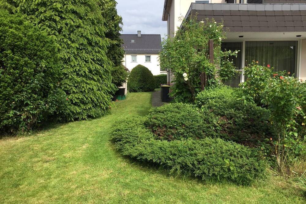 Entire house, quiet city location, garden, electric bed, Free parking, Free Wifi in Bielefeld, North Rhine-Westphalia