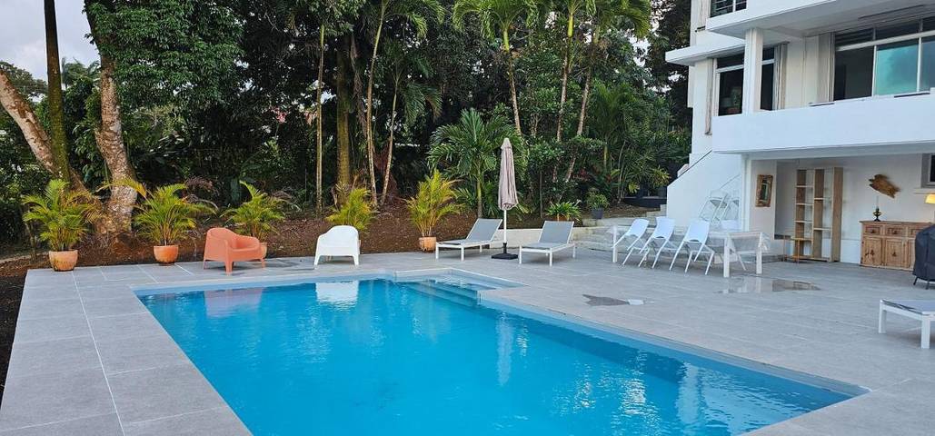 Chambre d’hôte pour 2 personnes, avec vue ainsi que jardin et piscine, animaux acceptés dans Basse-Terre (homonymie)
