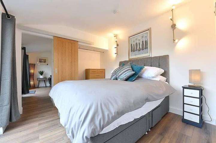 Cheerful 1Bd Cottage with Parking Nr Guildford in Worplesdon, Guildford