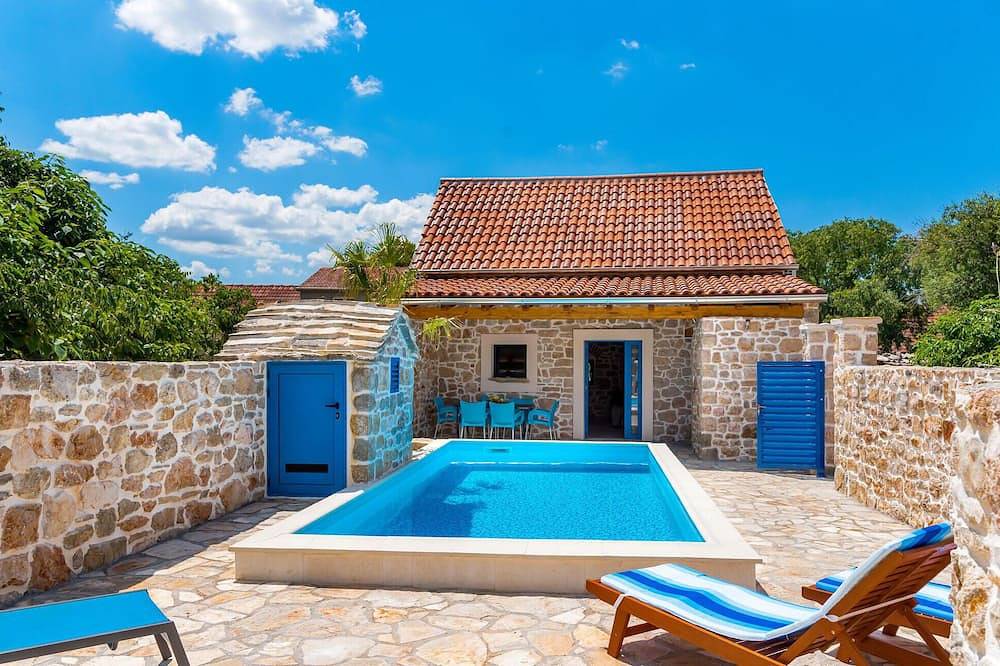 Amazing home in Drnis in Dalmatinisches Zagora