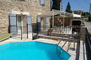 Gîte pour 6 personnes, avec jardin à Buisson