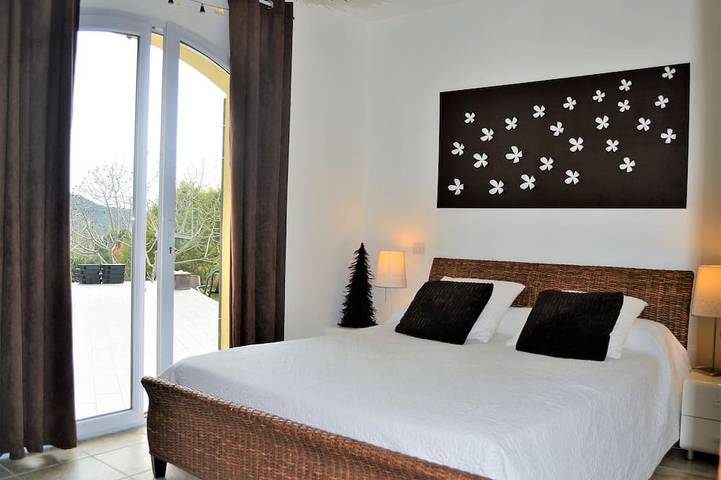 Location de vacances pour 9 personnes, avec jardin à Bagnols-en-Forêt - 2