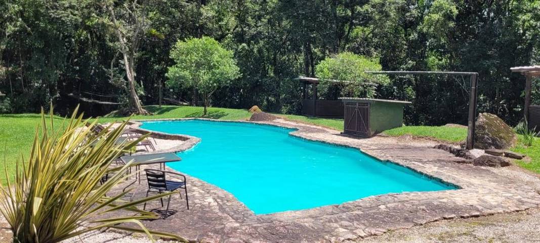 Pousadas para 4 pessoas, com vista e piscina infantil e ainda piscina and jardim em São José dos Campos