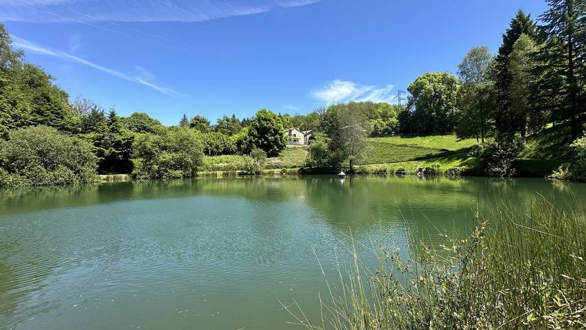 Gîte pour 8 personnes, avec terrasse et jardin à Compreignac