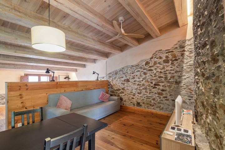 Apartamento entero, Apartamento 'Suite 2' con vistas a la montaña, Wi-Fi y aire acondicionado in Fogás de Monclús, Interior de Barcelona
