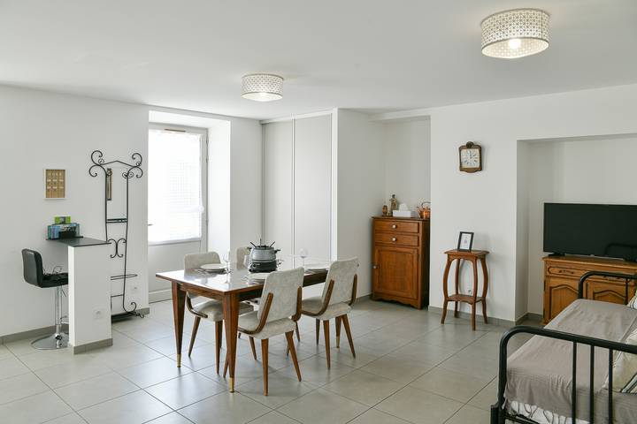 Entire apartment, Apartment 'Aux Volets Bleus' with Wi-Fi, Ground Floor and Parking in Chignin, Chambéry region