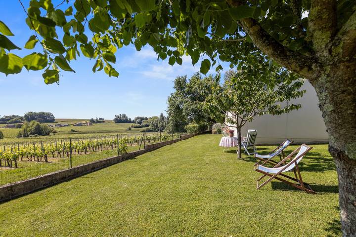Chic and Peaceful Retreat Among the Vineyards – With Air Conditioning in Montagne, Libourne region